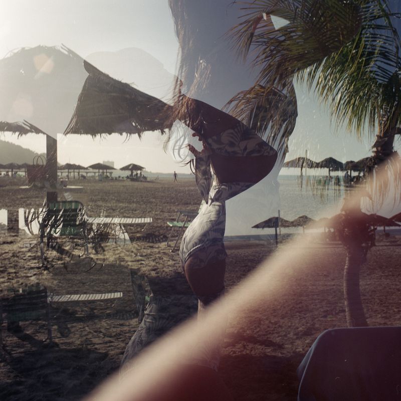 © Andrea Hernández Briceño - María Teresa combs her hair at the beach in La Guaira, Venezuela, on October 26, 2020.