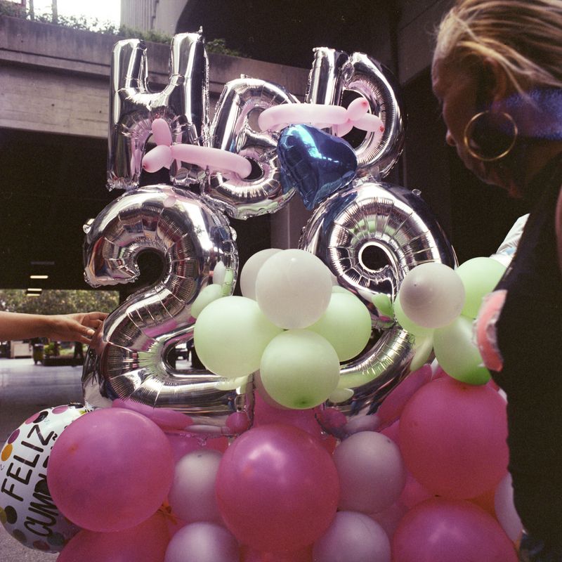 © Andrea Hernández Briceño - Women carry balloons as a birthday present in Caracas, on August 25, 2020.