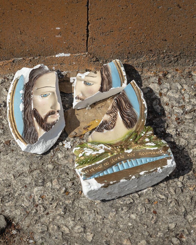 © Gui Christ - A broken Jesus image with the inscription "may the Lords' eye follows you"