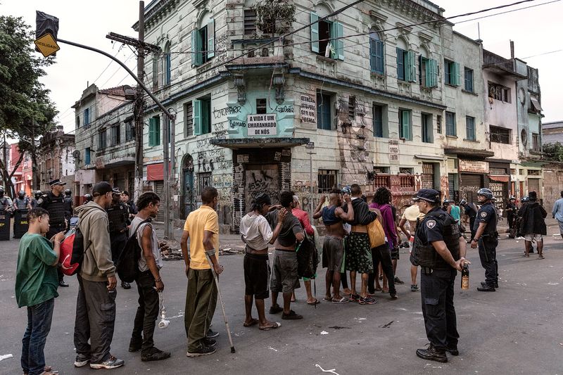© Gui Christ - A police action in the Crackland searching for arms after a homeless woman murder.
