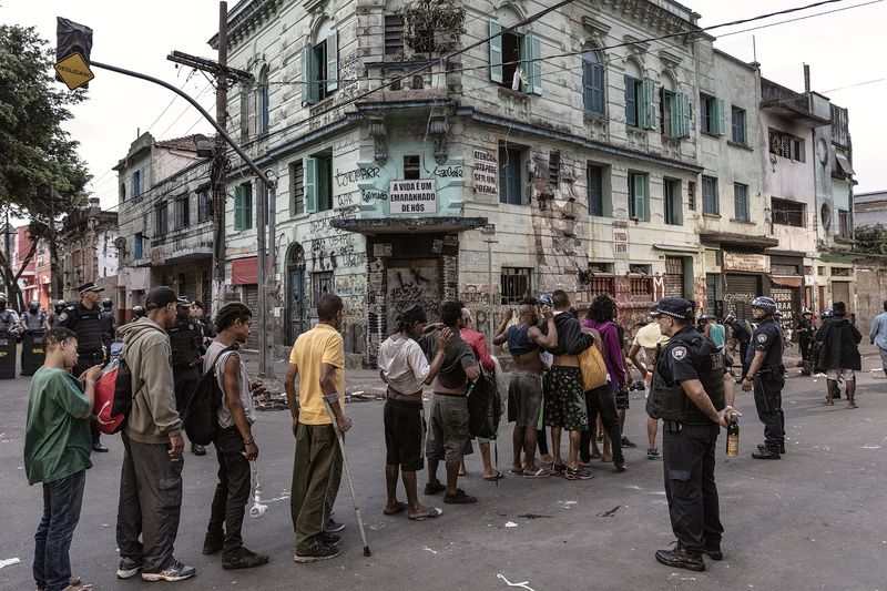 © Gui Christ - A police action in the Crackland searching for arms after a homeless woman murder.