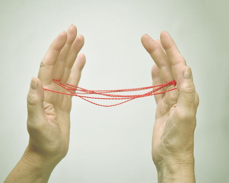 © Anna Tihanyi - Outlander - Cat's cradle // My mother's hands holding Cat's cradle