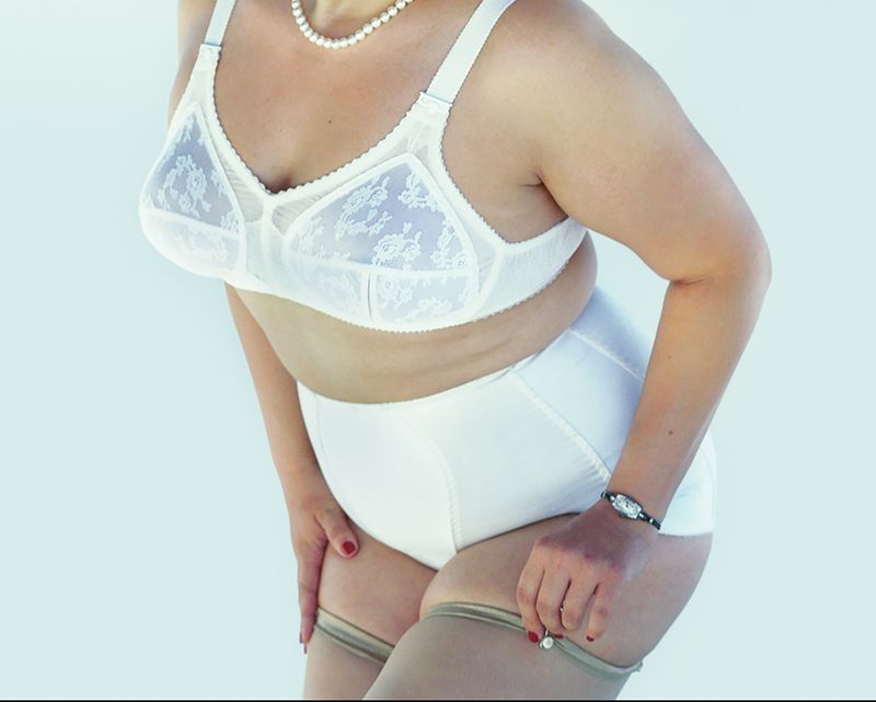 © Anna Tihanyi - Childlike empress - Body // This pose represents an erotic but body-conscious mature woman.