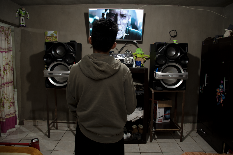 © Evelyn Corte Espinosa - In the photograph you can see the surroundings of Yosva's bedroom, while watching the film on television.