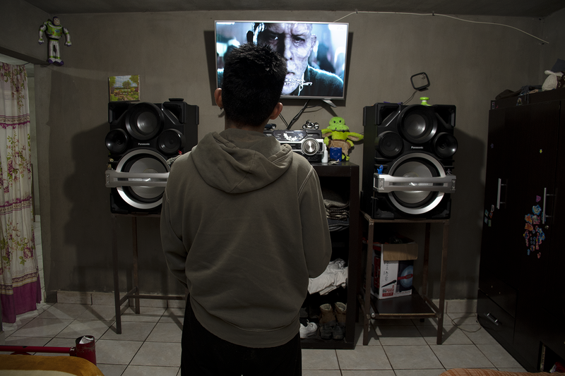 © Evelyn Corte Espinosa - In the photograph you can see the surroundings of Yosva's bedroom, while watching the film on television.