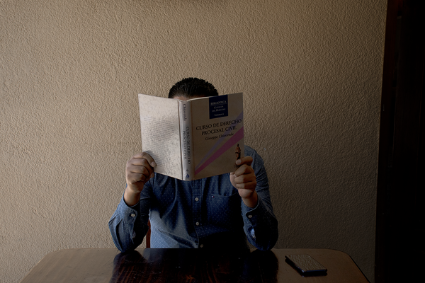 © Evelyn Corte Espinosa - The participant who provided the most information and who prefers to reserve his name, covering his face for the photograph.