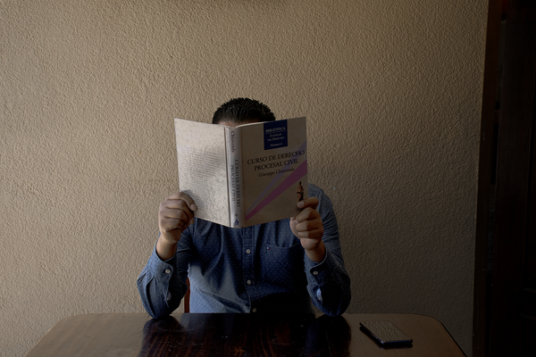 © Evelyn Corte Espinosa - The participant who provided the most information and who prefers to reserve his name, covering his face for the photograph.