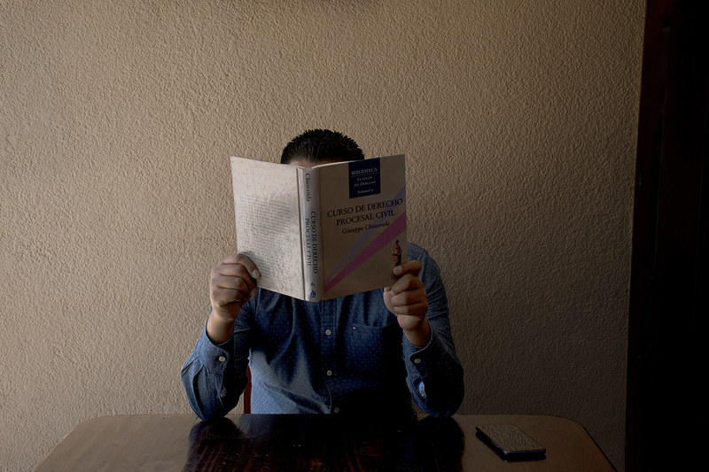 © Evelyn Corte Espinosa - The participant who provided the most information and who prefers to reserve his name, covering his face for the photograph.