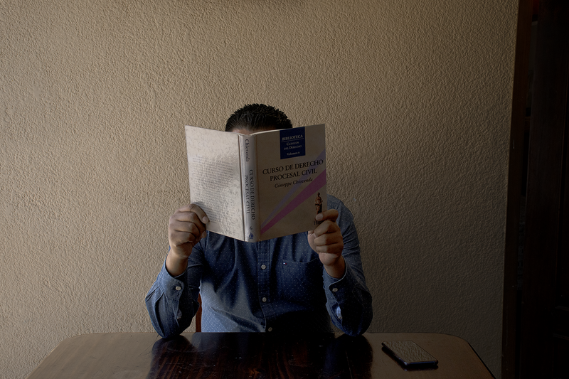 © Evelyn Corte Espinosa - The participant who provided the most information and who prefers to reserve his name, covering his face for the photograph.