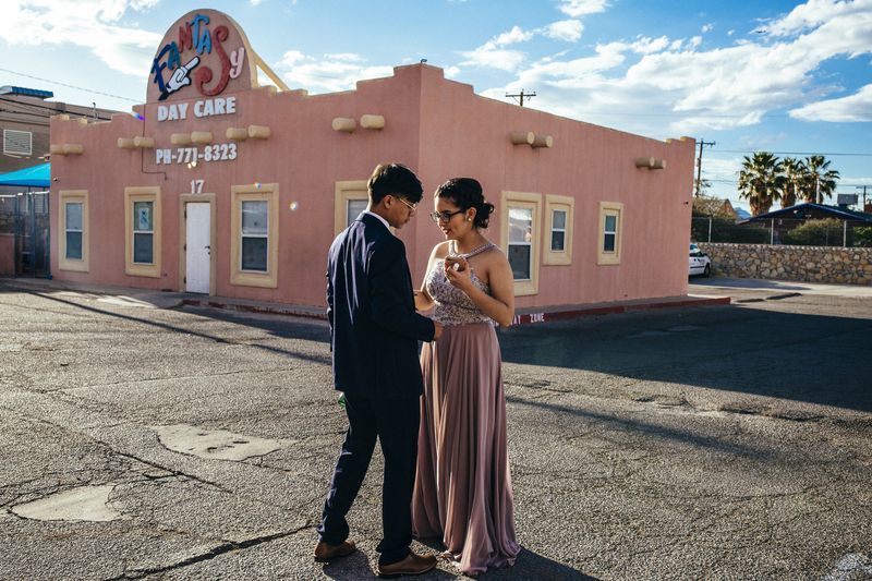 © Sara Lewkowicz - Image from the Cheering on the Border photography project