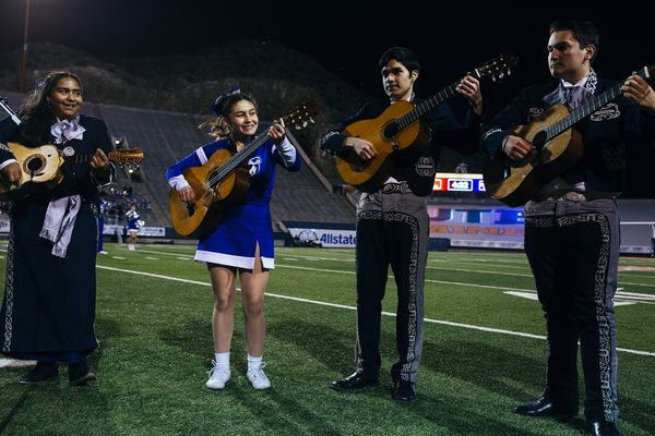 © Sara Lewkowicz - Image from the Cheering on the Border photography project