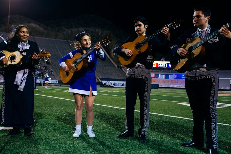 © Sara Lewkowicz - Image from the Cheering on the Border photography project