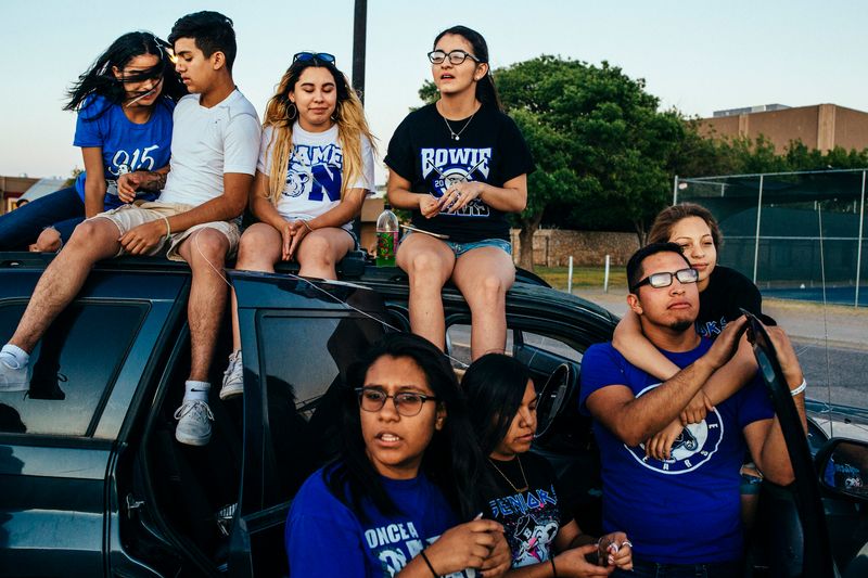 © Sara Lewkowicz - Image from the Cheering on the Border photography project