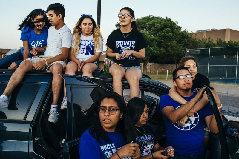 © Sara Lewkowicz - Image from the Cheering on the Border photography project