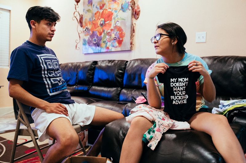 © Sara Lewkowicz - Image from the Cheering on the Border photography project