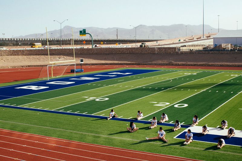 © Sara Lewkowicz - Image from the Cheering on the Border photography project