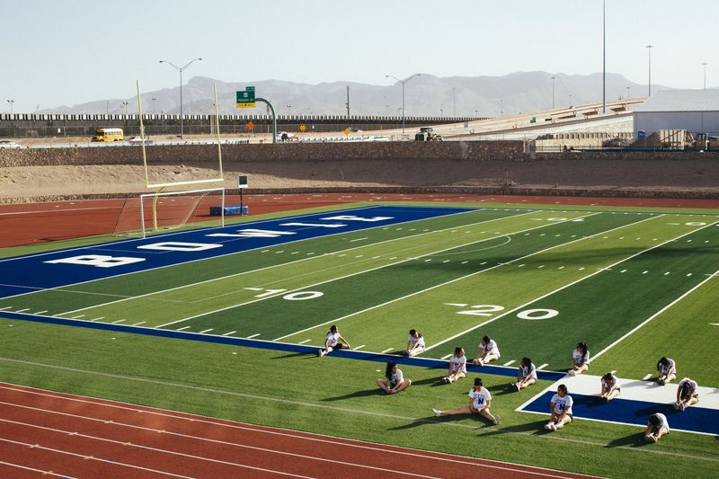 © Sara Lewkowicz - Image from the Cheering on the Border photography project