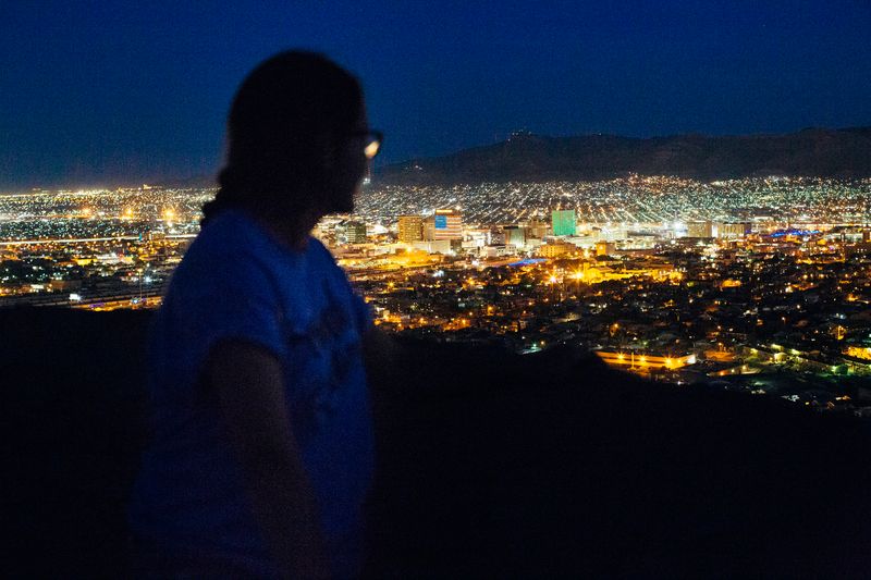 © Sara Lewkowicz - Image from the Cheering on the Border photography project