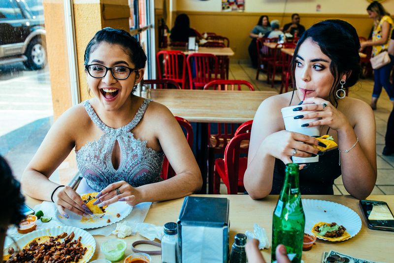 © Sara Lewkowicz - Image from the Cheering on the Border photography project