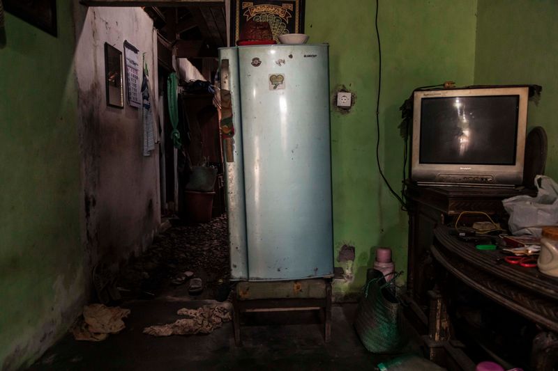 © Irene Barlian - The residents hoisting up their electrical appliances and furniture to avoid more damage from the coastal flood.