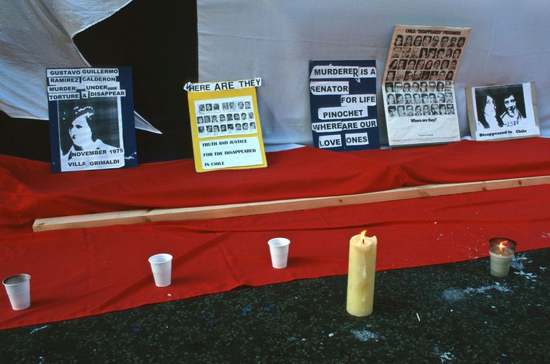 © Julio Etchart - Chilean expatriates demanding that Pinochet be tried for crimes against humanity. London, 1998