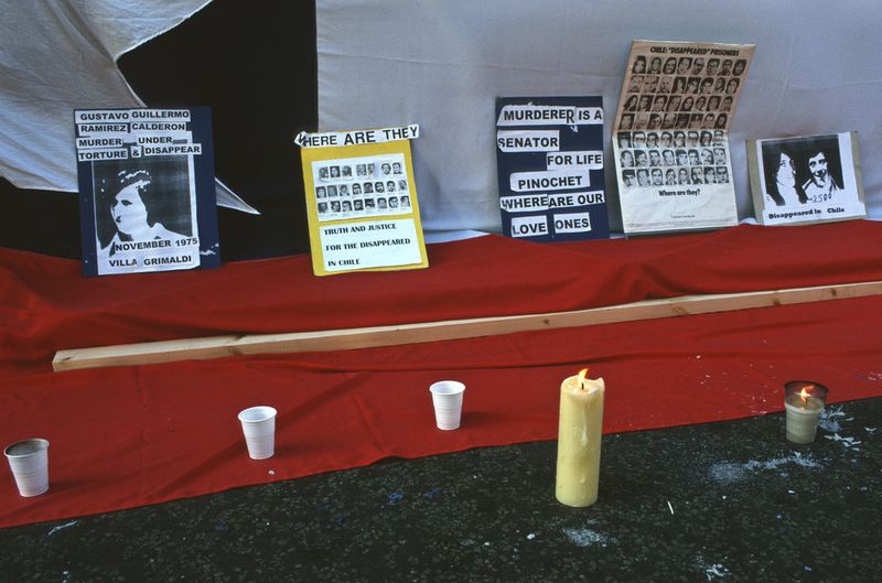 © Julio Etchart - Chilean expatriates demanding that Pinochet be tried for crimes against humanity. London, 1998