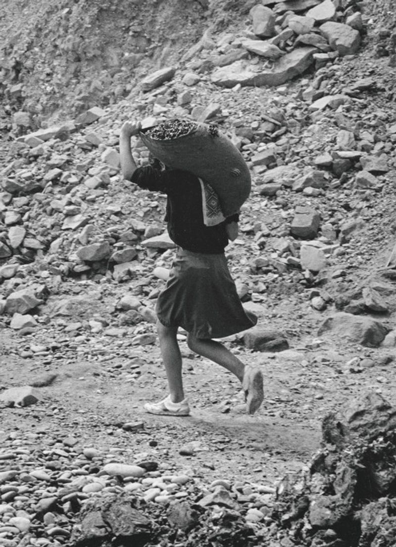 © Julio Etchart - Children fishing coal from the sea in the deprived coal minig region near Lota during the Pinochet years