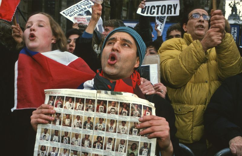 © Julio Etchart - Chilean expatriates celebrate the arrest of Pinochet for crimes against humanity in London, 1998