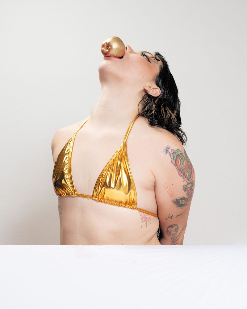 © Isabella Madrid - Self portrait eating an apple