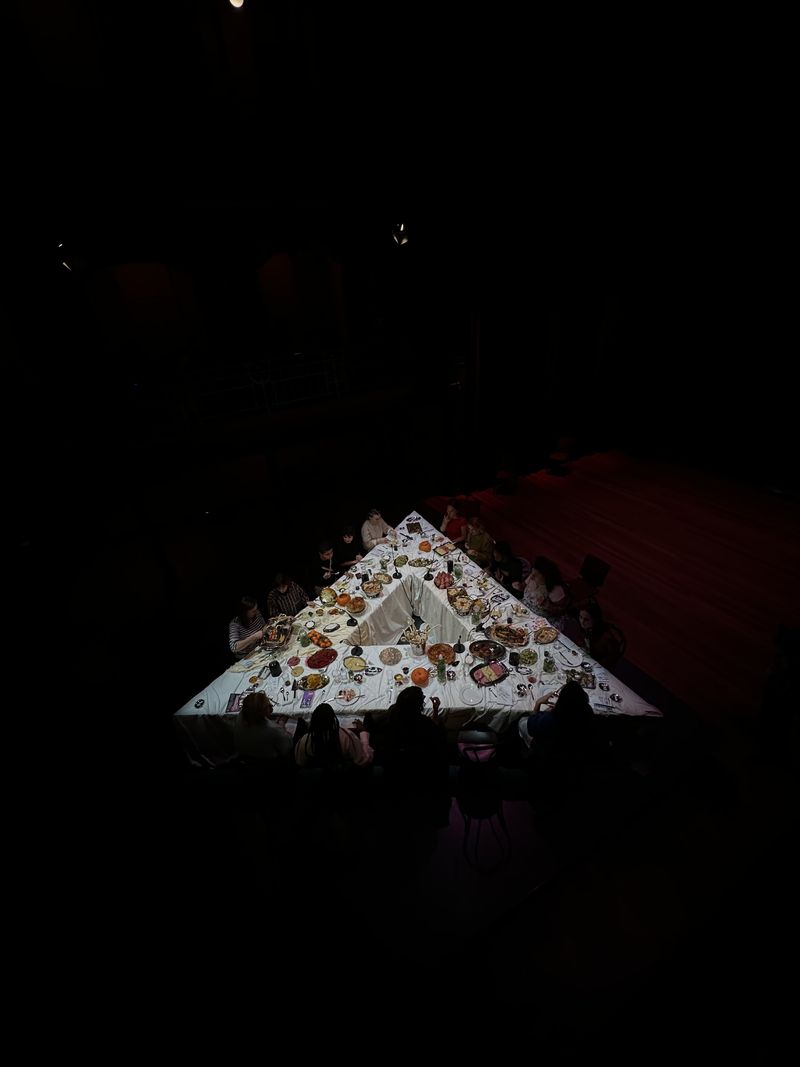 © Camille Poitevin - Performance Welcome to Our Table (Museumnacht Amsterdam), Rode Zaal, De Brakke Grond, Amsterdam, NL, 2025.