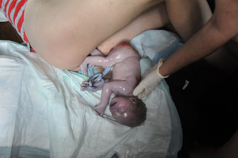 © Alice Proujansky - Jen Carnig gives birth to her son Wiley Lavoie at home with the help of midwife Cara Muhlhahn.