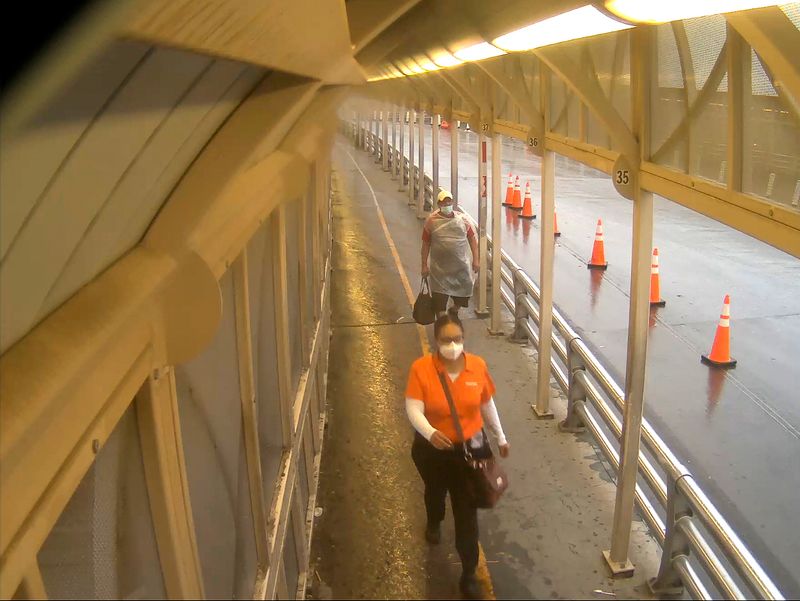 © Alejandro "Luperca" Morales - Whataburger worker (Screenshot_20210815-074144_Chrome), 2022