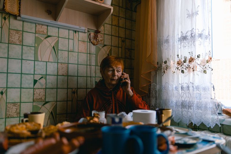 © Johanna Berghorn - Woman in Tschernihiv. 49th Day of the War.