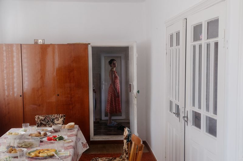 © Dara Petrova - Sister before the dinner. Ukraine 2023