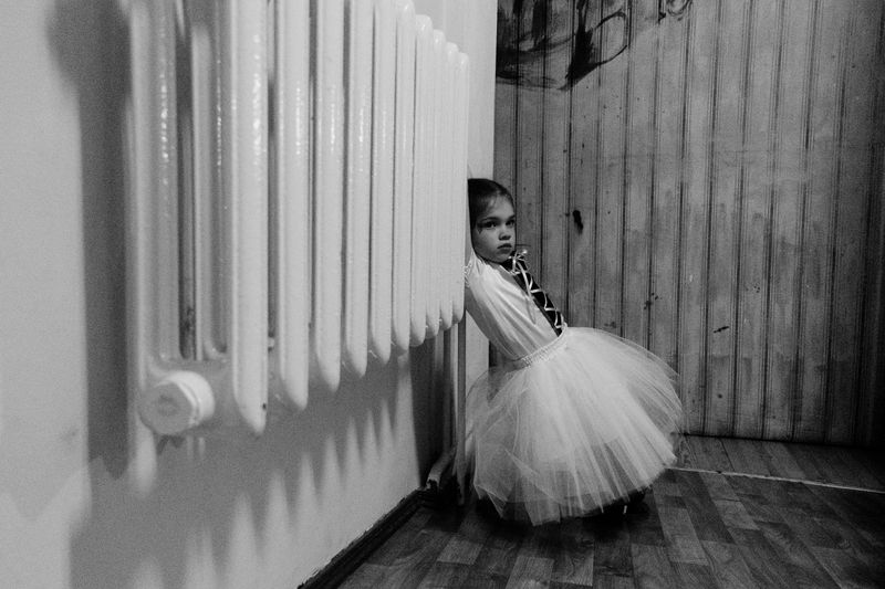 © Dara Petrova - Girl waiting.  Ukraine 2023