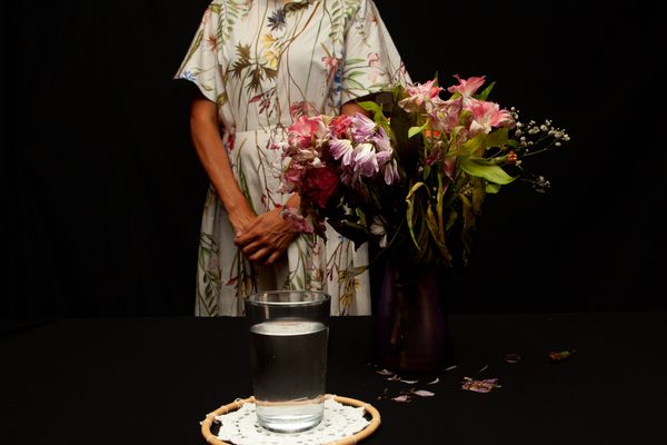 © Darmyn - Con tu amor, you absorbed los espiritus in the bedroom by placing a glass of water on the nightstand.