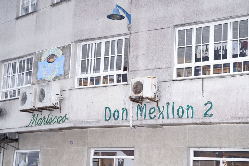 © Manuela Lorente - 15_Stop to eat. - That guy is friend of yours? - Yeah, why? - Is a fucking cockroach