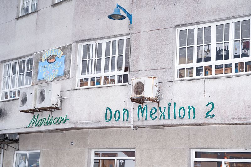 © Manuela Lorente - 15_Stop to eat. - That guy is friend of yours? - Yeah, why? - Is a fucking cockroach