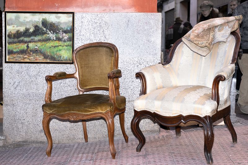 © Manuela Lorente - 26_Stall at the flea-market. - It's about time everyone stopped tongue-lashing! Because that's a crime too!