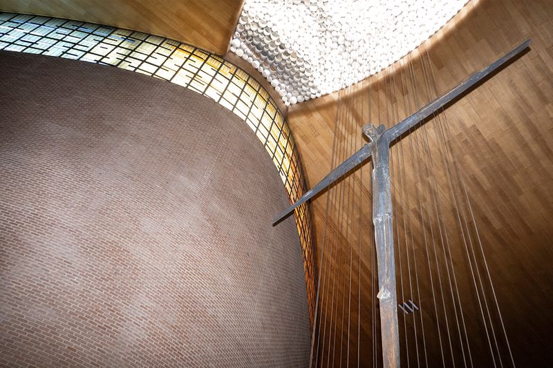 © Manuela Lorente - 7_Neighborhood church interior.