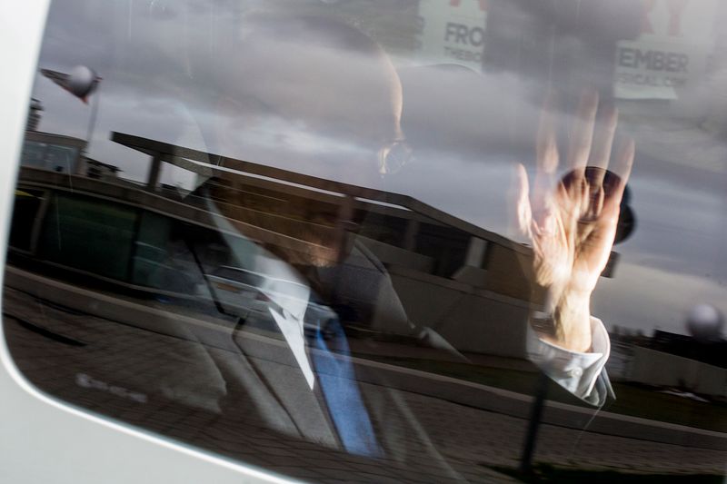 © Jesper Boot - Dad leaving after long negotiations (street)