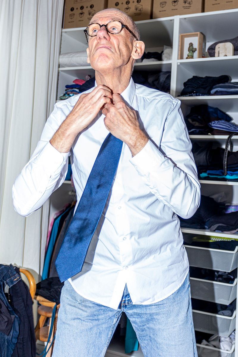 © Jesper Boot - Dad removing tie after a speech (bedroom)