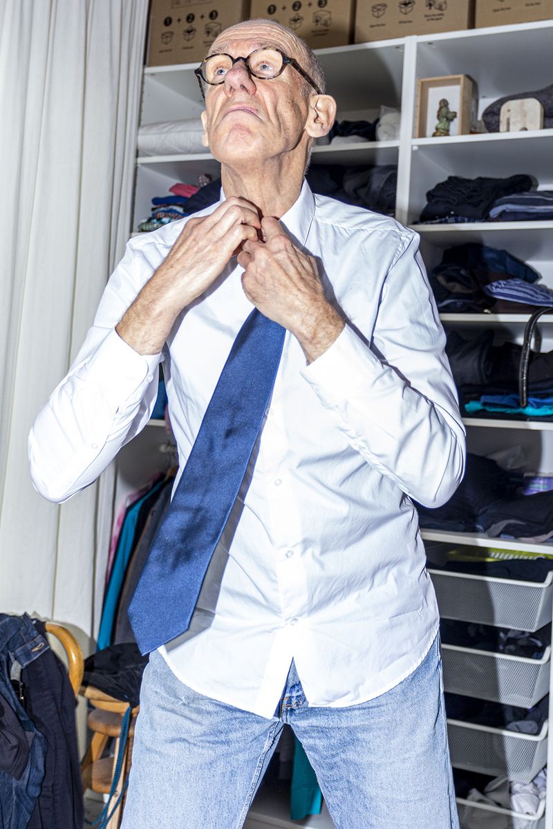 © Jesper Boot - Dad removing tie after a speech (bedroom)