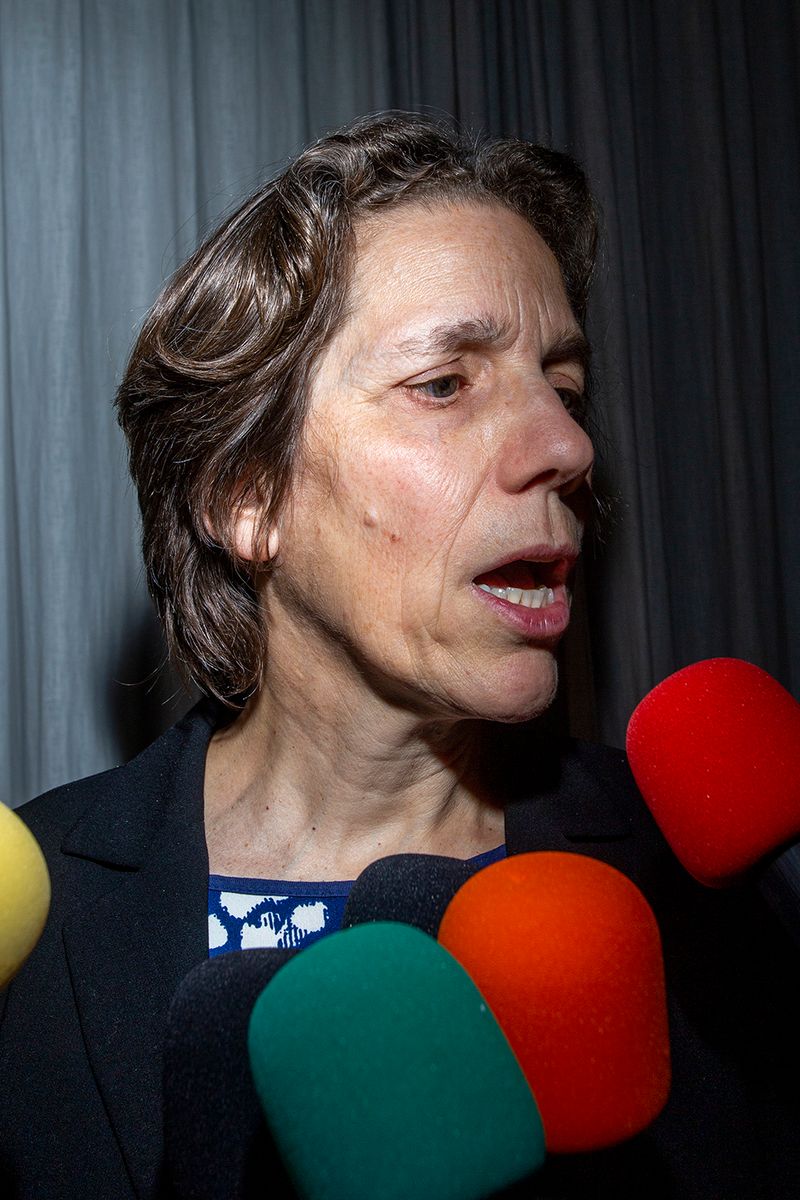 © Jesper Boot - Mom getting swarmed by the press (kitchen)