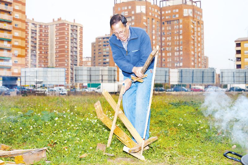 © Ricardo Cases - Image from the El Porqué de las Naranjas (The mechanics of chaos) photography project