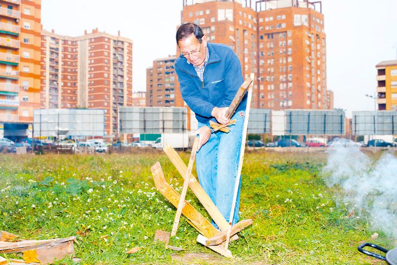 © Ricardo Cases - Image from the El Porqué de las Naranjas (The mechanics of chaos) photography project