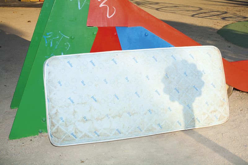 © Ricardo Cases - Image from the El Porqué de las Naranjas (The mechanics of chaos) photography project