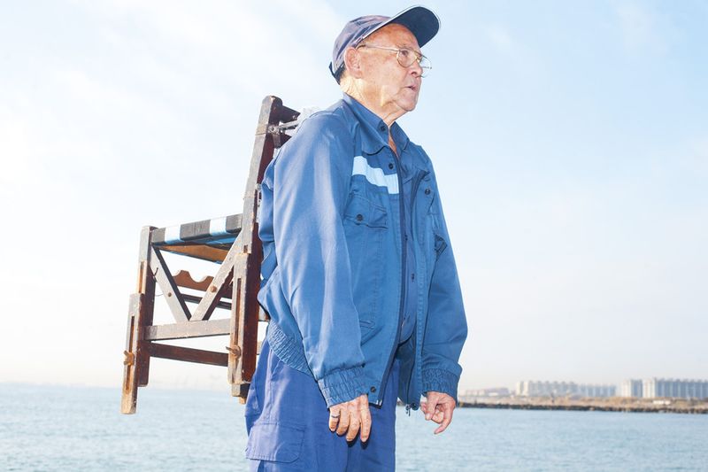 © Ricardo Cases - Image from the El Porqué de las Naranjas (The mechanics of chaos) photography project