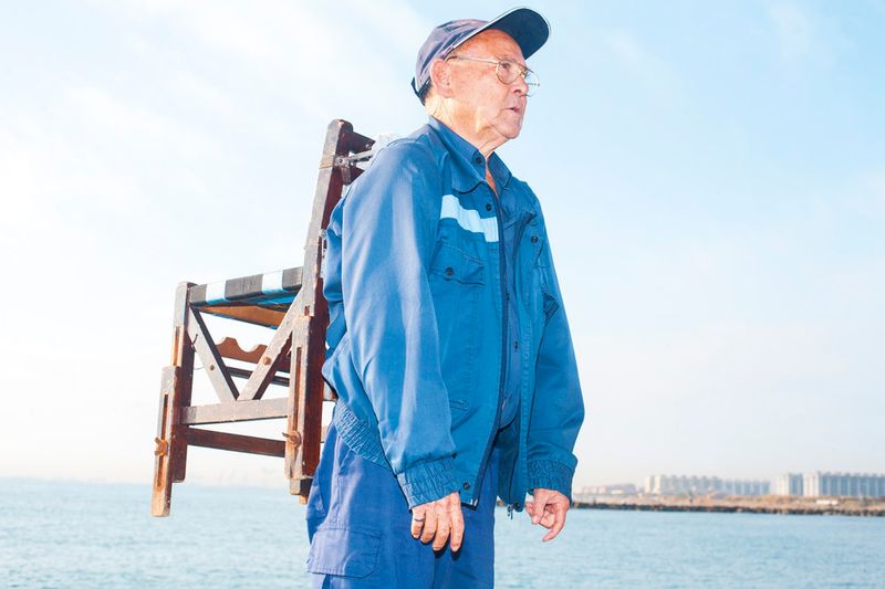 © Ricardo Cases - Image from the El Porqué de las Naranjas (The mechanics of chaos) photography project