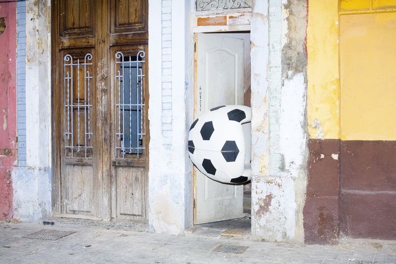 © Ricardo Cases - Image from the El Porqué de las Naranjas (The mechanics of chaos) photography project